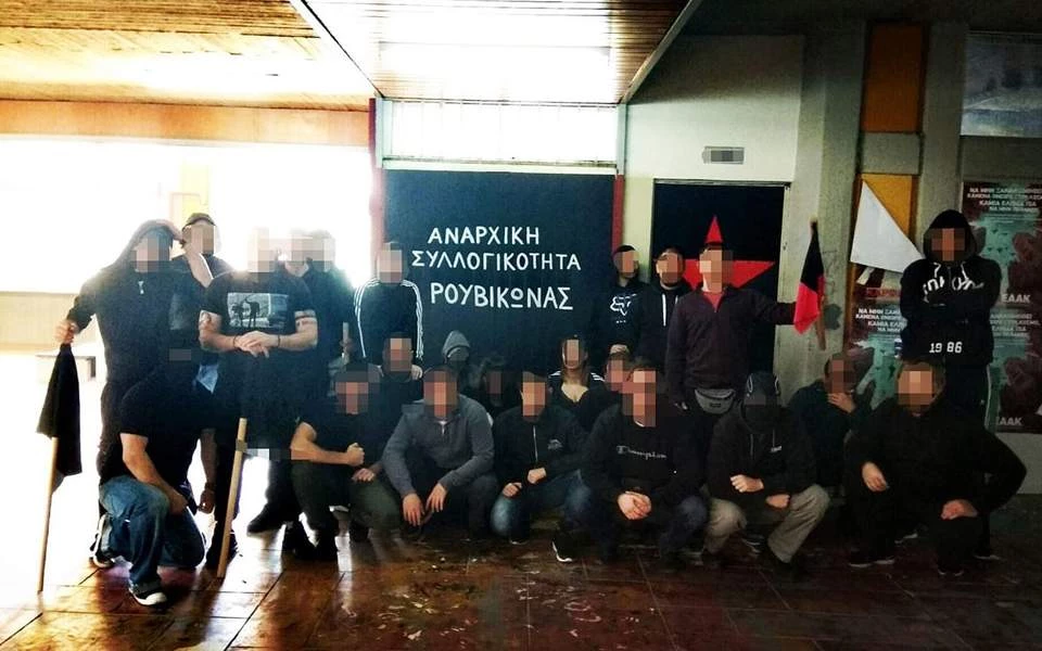 Φοιτητές εγκλώβισαν καθηγητές σε αίθουσα του Πανεπιστημίου Αθηνών – Για τα… μάτια του Ρουβίκωνα η διαμαρτυρία!